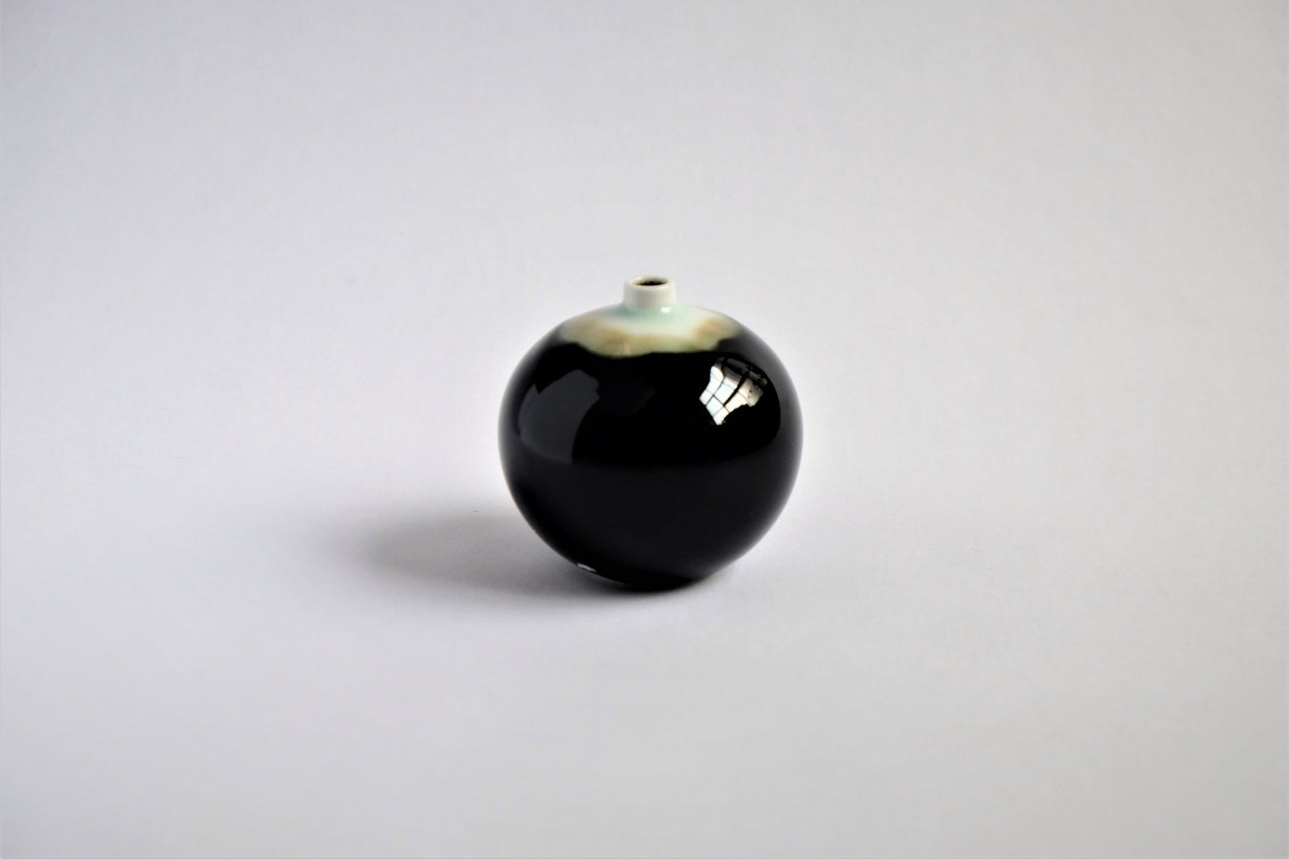 白山陶器 球型ミニ花瓶 / Round Vase