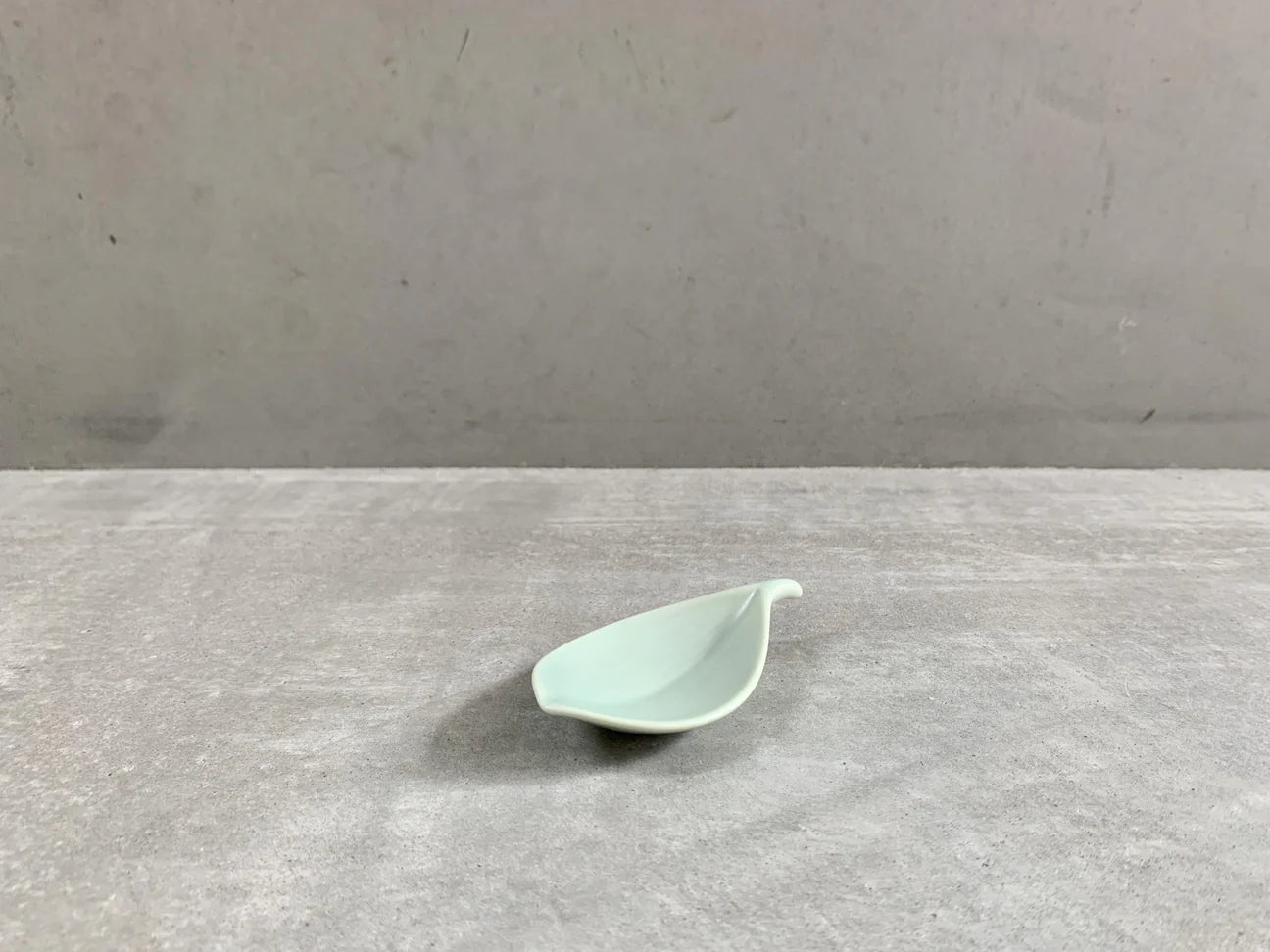 白山陶器 木の葉 はしおき / Chopstick Rest Leaf - CIBI TOKYO STORE