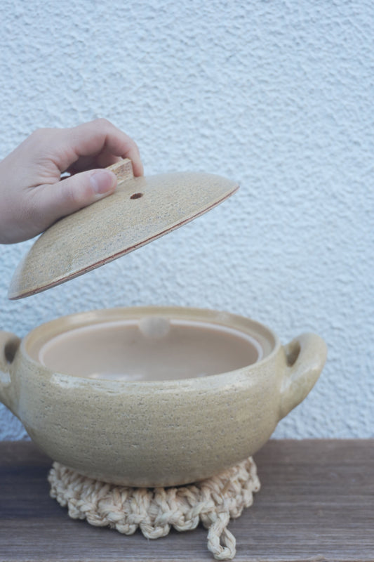 Small Nagatanien miso soup donabe with a traditional ceramic design, ideal for serving hot miso soup in a cozy setting.