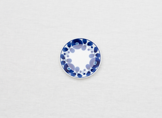 White blossom design CIBI TOKYO Bloom Plate SS ceramic dish with blue floral pattern on white background, perfect for serving.