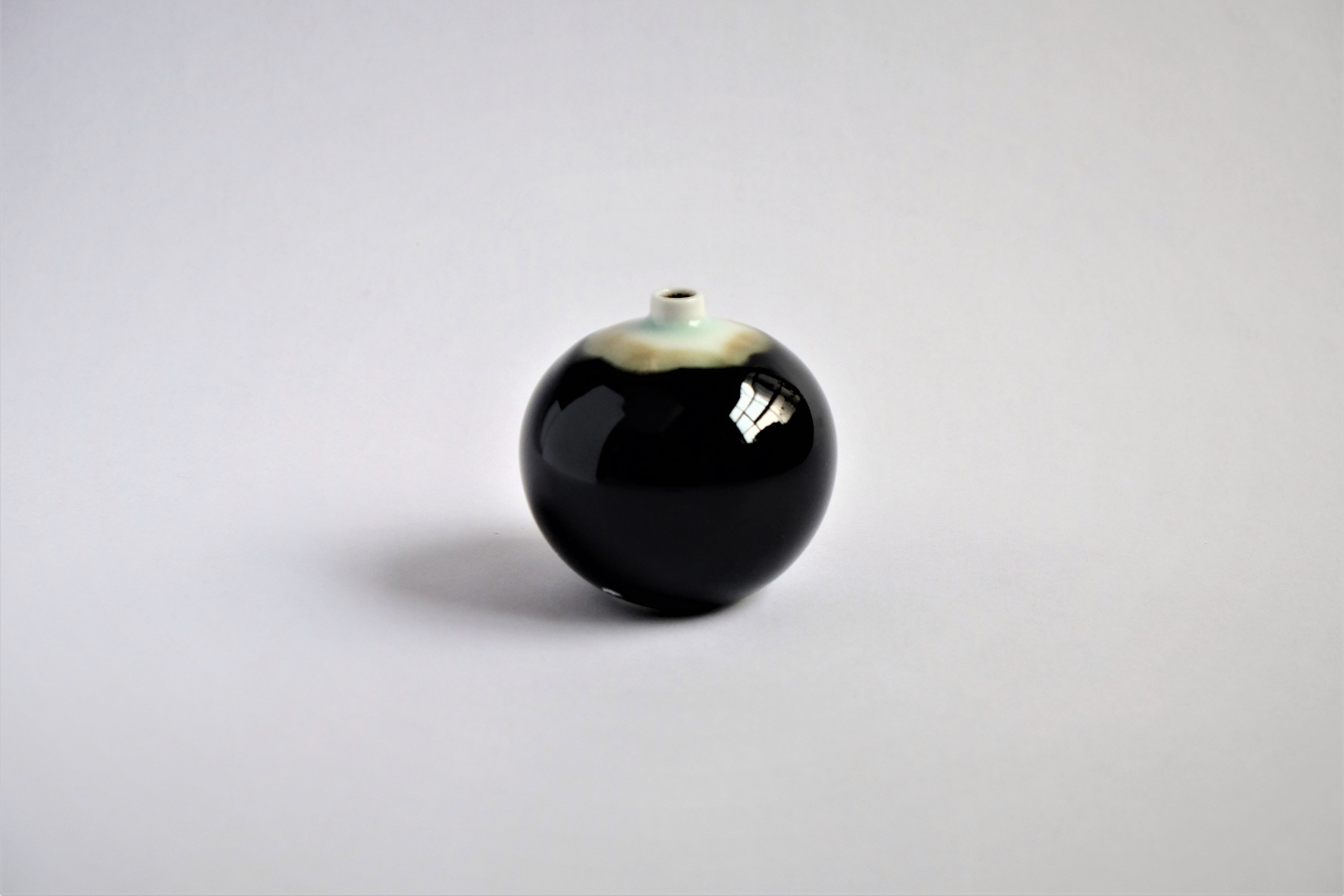 備前焼 畝尾 典秀作 黒色陶器 球形花瓶 白山陶器 球型ミニ花瓶 / Round Vase – CIBI TOKYO STORE